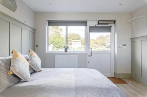 Seaview 1 bed open condo - free parking photo 3
