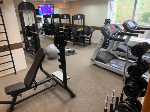 a gym with several treadmills and a treadmill at Lummina Barueri Alphaville in Barueri