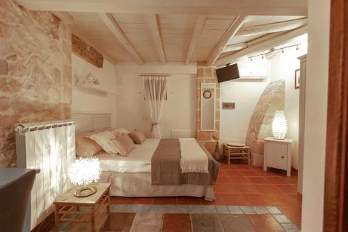um quarto com uma cama grande num quarto em B&B Lucamaria em Trepuzzi