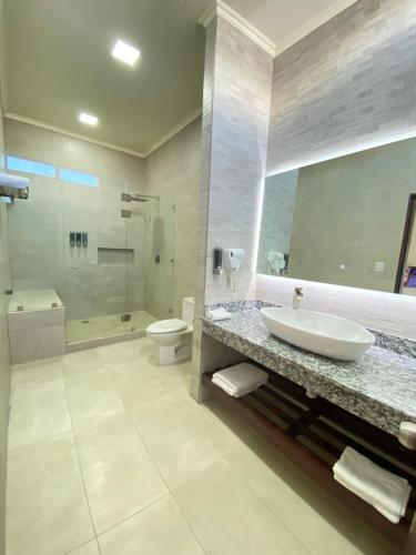 Hotel Naoz tesisinde bir banyo