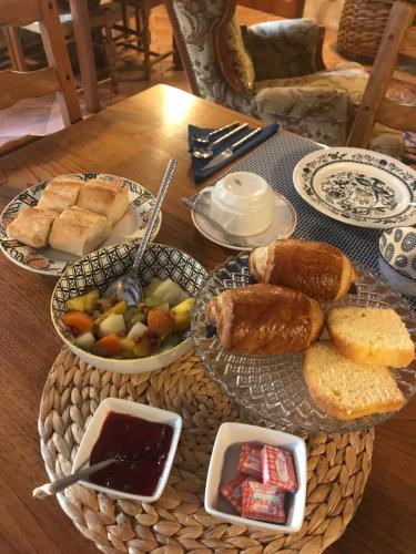une table recouverte de assiettes de pain et de fruits dans l'établissement La Charbonniére, à Mohon