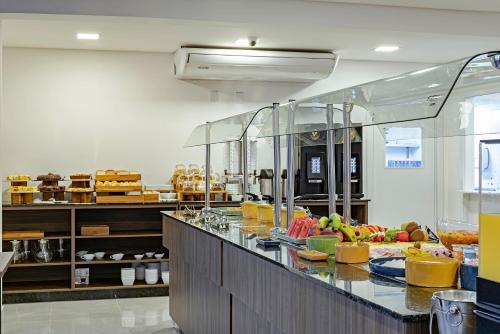 グアラプアバにあるSlim Guarapuavaの大きなキッチン(食品のビュッフェ付)