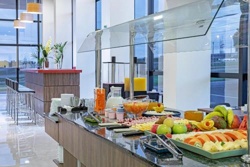 グアラプアバにあるSlim Guarapuavaのホテル内のビュッフェ