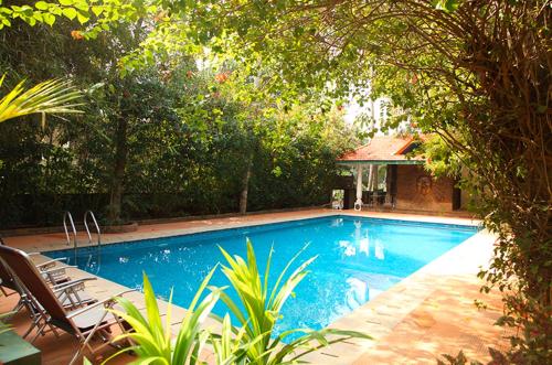 Bazén v ubytování Amrutham Ayurvedic Village Resort nebo v jeho okolí