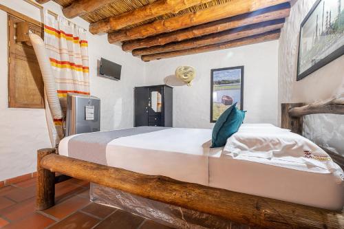 a bedroom with a large bed in a room at Ayenda Boutique Macaregua Girón in Girón