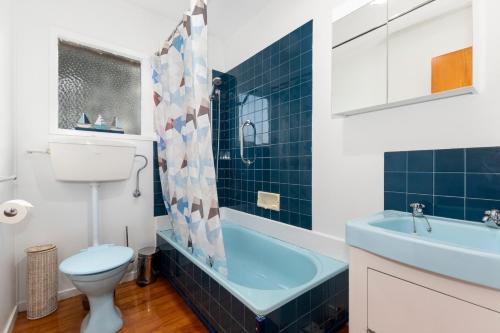 Koupelna v ubytování Matapouri Magic - Matapouri Holiday Home