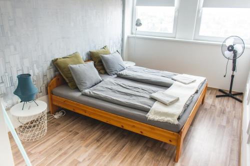 En eller flere senge i et værelse på Panorama View Budget Apartment