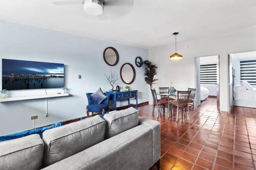 a living room with a couch and a dining room at +MS +Suite Confortable Ubicación + Zaragoza C31 in Casa Blanca La Corregidora