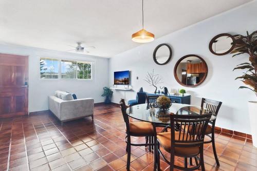 a living room with a table and a couch at +MS +Suite Confortable Ubicación + Zaragoza C31 in Casa Blanca La Corregidora
