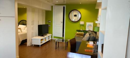 a living room with a couch and a mirror at STUDIO 7 in Simancas