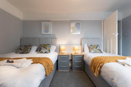 a bedroom with two beds and two lamps on theessions at BEST PRICE! Perfect Gunwharf Accommodation - 5 single beds or Kingsize FREE PARKING in Portsmouth