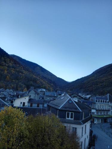 una vista di una città con le montagne sullo sfondo di Ski Bagnères-de-Luchon a Luchon