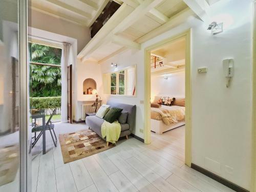 ein Wohnzimmer mit einer Couch und einem Bett in der Unterkunft Nona lakeside apt at patrician Villa in Bellagio