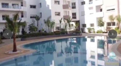 a large swimming pool in front of a building at Appartement à proximité de l'aéroport Mohamed V Casablanca in Nouaseur