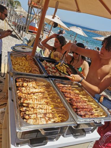 Φαγητό σε αυτό το διαμέρισμα ή κάπου εκεί κοντά