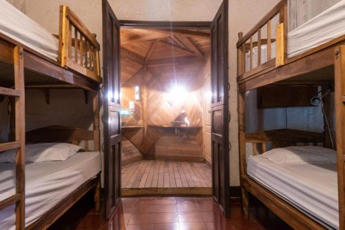 Poschodová posteľ alebo postele v izbe v ubytovaní Caracolito