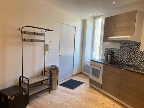 Η κουζίνα ή μικρή κουζίνα στο Cahors 62m2 - T3 neuf 4 étoiles certifié catégorie Prestige - le Bartassec - wifi - parking