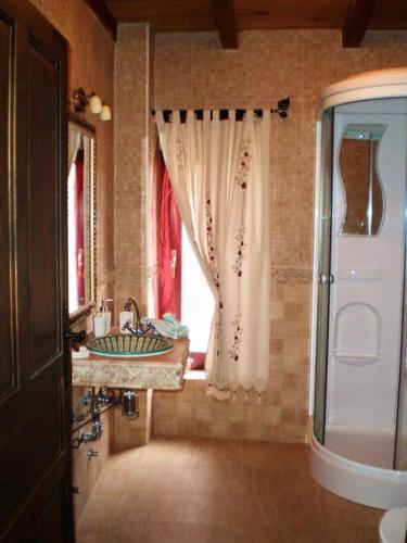 a bathroom with a sink and a window at Casa Rural Mudayyan in Coca de Alba