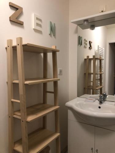 baño con estanterías de madera junto a un lavabo en Maison La Baliere,2 chambres,5 personnes, à 20 minutes du Puy du Fou, en Pouzauges
