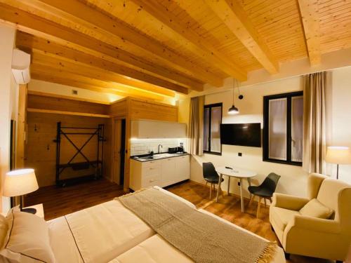 1 dormitorio con cama, mesa y cocina en Apartamentos La Casina de los Músicos en Siero