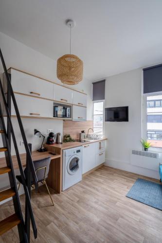 - une cuisine avec lave-linge et sèche-linge dans la chambre dans l'établissement Residence des Wetz Studios équipés - Centre-idéal Parc Expos, à Douai