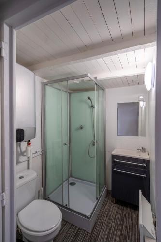 une salle de bain avec une douche en verre et des toilettes dans l'établissement Residence des Wetz Studios équipés - Centre-idéal Parc Expos, à Douai