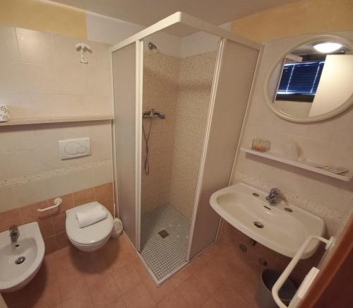 Hotel Venere في ريميني: حمام صغير مع مرحاض ومغسلة