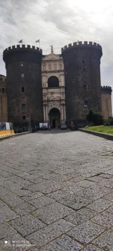 ein großes Schloss mit zwei Türmen mit einem Eingang in der Unterkunft Nigna B&b in Neapel