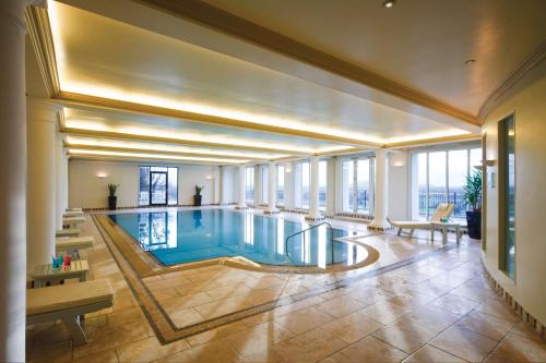 uma grande piscina num edifício com um átrio em Best Western The Webbington Hotel & Spa em Loxton