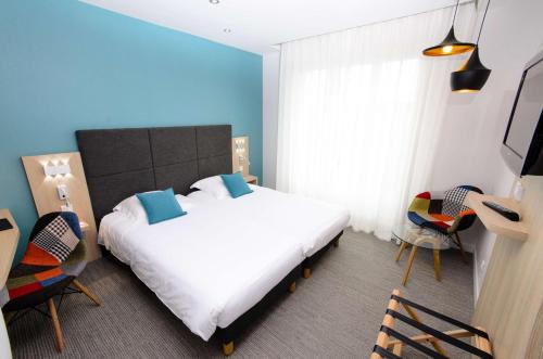 a bedroom with a white bed and a blue wall at Best Western Plus Hotel Plaisance in Villefranche-sur-Saône