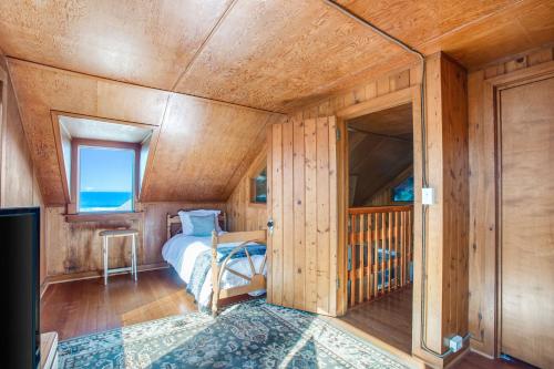 Un dormitorio con una cama en una habitación de madera. en Coastal Serenity, en Lincoln City