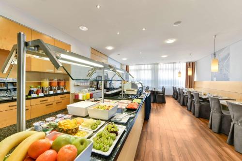una linea a buffet con frutta e verdura in esposizione di NH München City Süd a Monaco