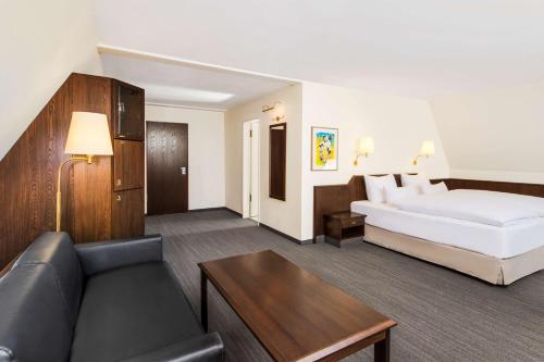 Postel nebo postele na pokoji v ubytování Hotel Klösterle Nördlingen - in Kürze elaya hotel kloesterle noerdlingen