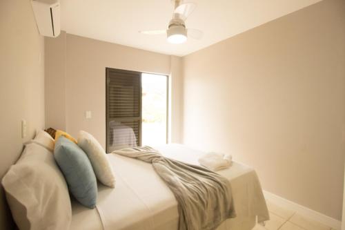 Een bed of bedden in een kamer bij Apartamento Guaratuba