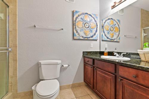 łazienka z toaletą i umywalką w obiekcie Minutes from Disney, Universal Studios and more! w mieście Kissimmee