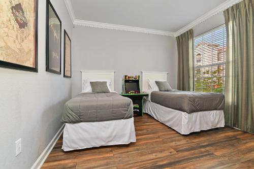 sypialnia z 2 łóżkami i oknem w obiekcie Minutes from Disney, Universal Studios and more! w mieście Kissimmee