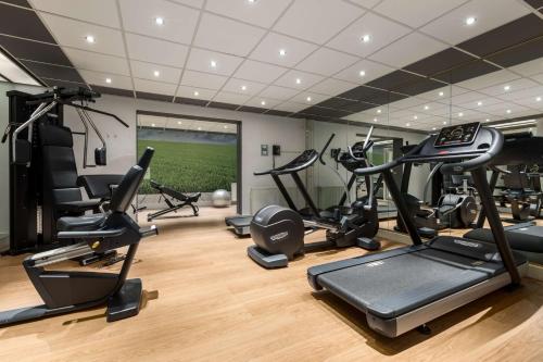a gym with several treadmills and exercise bikes at NH Amsterdam Museum Quarter in Amsterdam