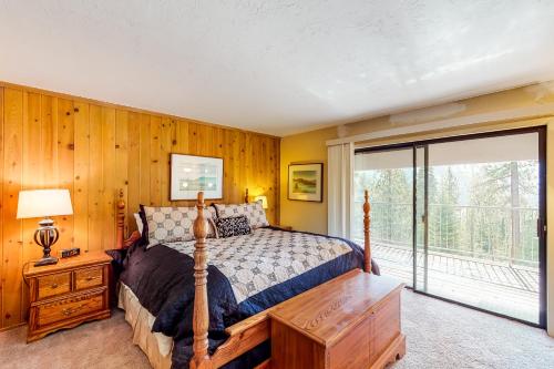 - une chambre avec un lit et une porte coulissante en verre dans l'établissement Eagle's Nest #87, à Lakeshore