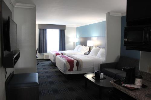 聖安東尼奧的住宿－Best Western Medical Center North Inn & Suites Near Six Flags，酒店客房设有两张床和电视。