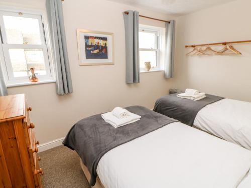 A bed or beds in a room at Cleeve Cottage