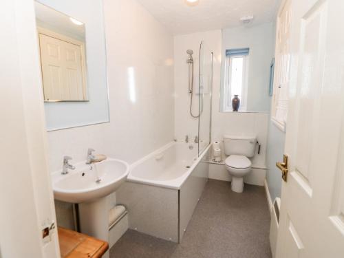 A bathroom at Cleeve Cottage