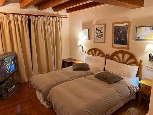 Giường trong phòng chung tại Casa de piedra con encanto en el bonito pueblo de Bagergue
