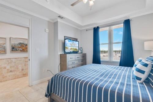 Un pat sau paturi într-o cameră la The Wharf Condo with OASIS pool!