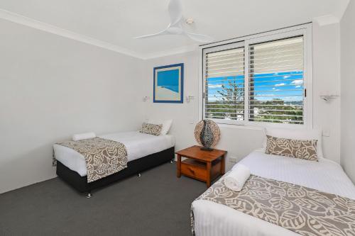 玛志洛马略卡岛海滨度假酒店的有两张床和一扇窗户的卧室