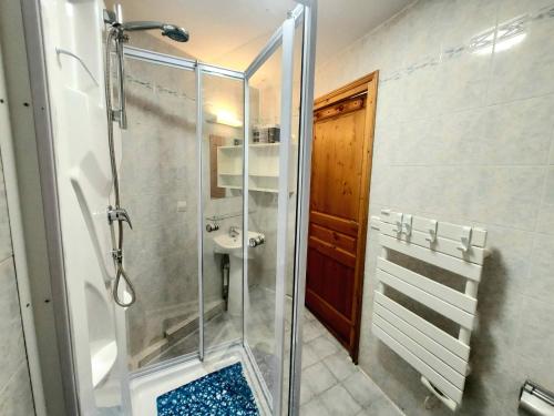 A bathroom at Appartement La Plagne-Tarentaise, 2 pièces, 6 personnes - FR-1-351-151