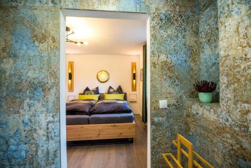 a bedroom with a bed in a room at Ferienwohnungen Hopfen und Malz in Fichtelberg