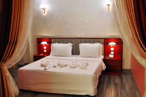 Un dormitorio con una cama con patos. en Hôtel Sindz Palace, en Yaoundé