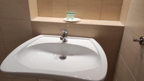 a bathroom with a white sink in a bathroom at Pokoje Gościnne Pałac w Balicach Instytut Zootechniki PIB in Balice