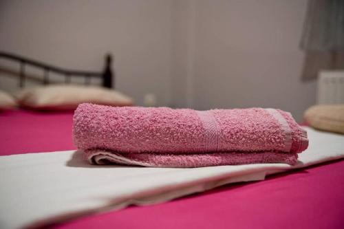 una pila de toallas sentadas encima de una cama en Chalkis Green Leaf House en Chalkida