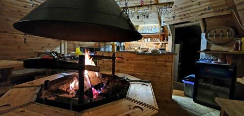 uma cozinha com fogão e lareira em Pod Bukovkou em Petrov nad Desnou